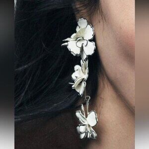 Black and Cream Floral Earrings A1281